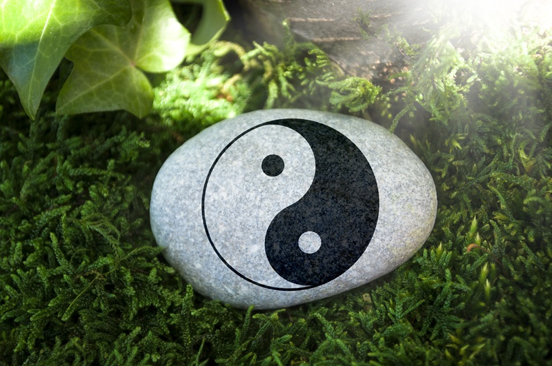 Ying Yang Symbol auf Stein